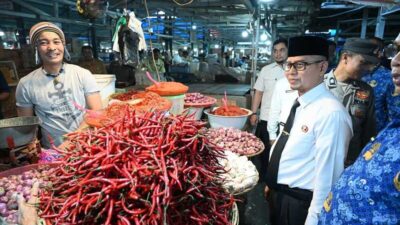 Harga Cabai Merah Mencekik, Wawako Bukittinggi Ibnu Asis Turun ke Pasar