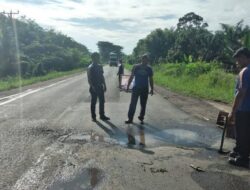 Dishub Dharmasraya Turun Tangan Perbaiki Jalan Lintas Sumatera