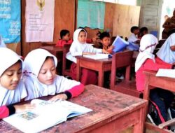 Murid Kelas II SDN 3 V Koto Timur Menumpang Belajar di Gedung Pustaka