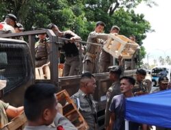 Satpol PP Padang Tertibkan Lapak Pedagang Berjualan di Fasum