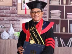 Raih Cumlaude, John Kenedy Azis Sandang Gelar Doktor