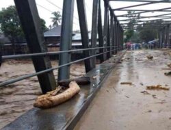 Debit Sungai Naik Drastis, Jembatan Lubuk Minturun Padang Tak Bisa Dilalui