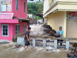 Pembersihan Pasca-Banjir di Jorong Galudua: Air Batang Sungai Tua Masih Meluap, Lalin Simpang Galudua Macet