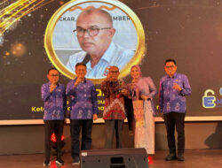 Komitmen Keterbukaan Informasi Diapresiasi, Almudazir Terima Penghargaan AMP dari KI Sumbar