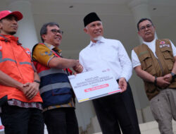 Dirut PT Semen Padang Serahkan Bantuan Senilai Rp210 Juta untuk Penanganan Bencana ke Gubernur