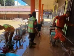 Petugas Bahu-membahu Bersihkan Rumah Warga di Berbagai Titik 