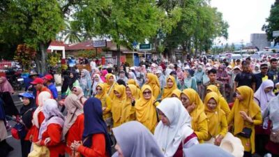 Ribuan Guru Ikuti Gerak Jalan dalam Rangka HUT HGN dan PGRI ke-80