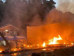 Monumen Kapal Wisata Siti Nurbaya di Batang Arau Terbakar