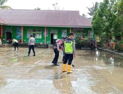Kapolsek Pimpin Pembersihan Lumpur di SDN 18 Koto Tangah Tilkam