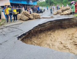 Digerus Air Sungai, Jalan Nasional Solok-Muara Labuh di Lolo Pantai Cermin Nyaris Putus