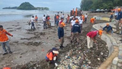 Kolaborasi Lintas Sektoral, Pantai Air Manis Dibersihkan