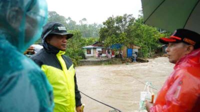Bupati Tinjau Titik Banjir di Tanah Datar