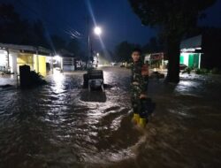 Warga Sampan Pariaman Berjaga Semalaman dari Ancaman Banjir