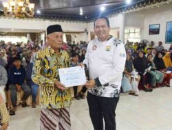 Walikota Pariaman Serahkan BLTS Kesra
