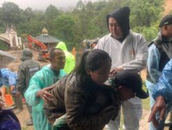 Tim Gabungan Evakuasi Warga yang Terjebak di Area Jembatan Kembar 