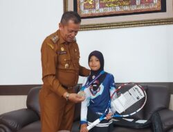 Wawako Elzadaswarman Hadiahkan Raket Tenis Baru untuk Hanijfa Magno Jujefvic
