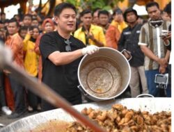 Bantu Korban Bencana, Bobon Santoso Masak Besar Selama Tiga Hari di Padang