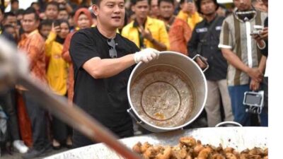 Bantu Korban Bencana, Bobon Santoso Masak Besar Selama Tiga Hari di Padang