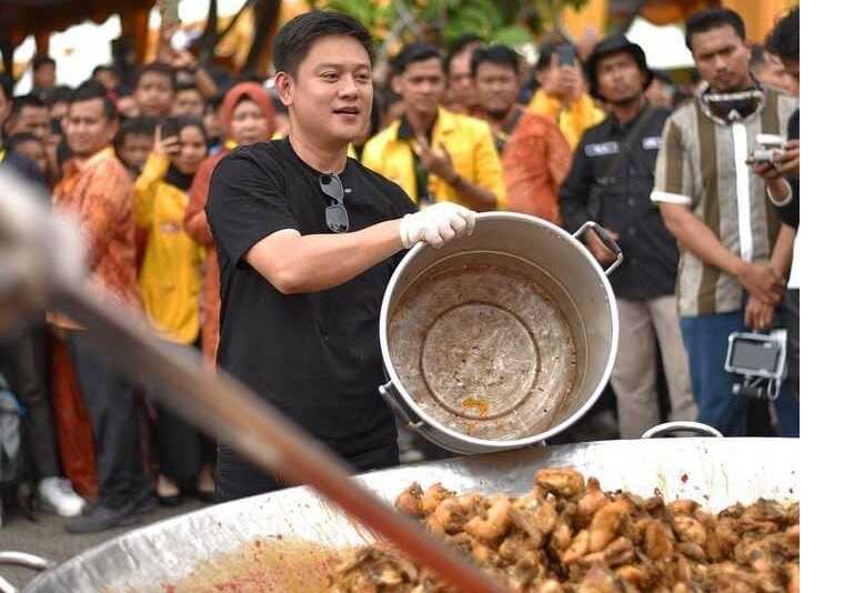 Bantu Korban Bencana, Bobon Santoso Masak Besar Selama Tiga Hari di Padang