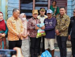 Bupati Asmar, Antar Bantuan ke Warga Korban Angin Puting Beliung