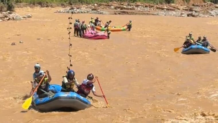 Tim PLTA Singkarak mengarungi Sungai menuju unit pembakit listrik dan melakukan evakuasi bagi karyawan dan warga terdampak banjir dan tanah longsor. (Ist)