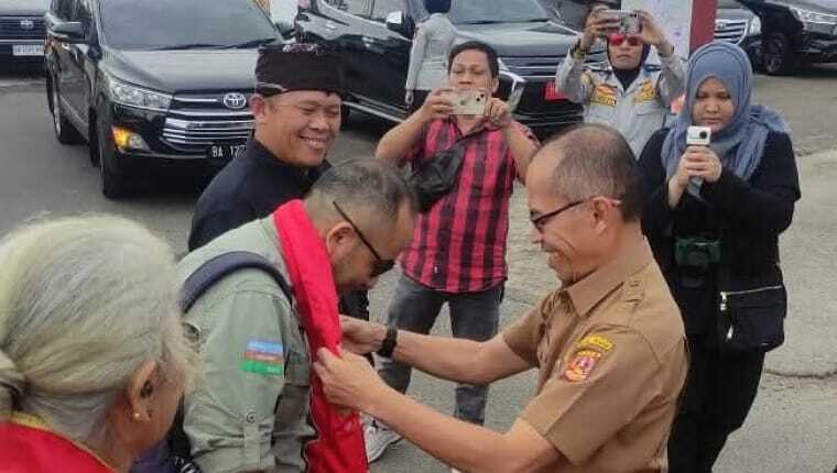 Plt Kepala Dinas Pariwisata Pemuda dan Olahraga Kabupaten Agam, Syatria menyambut kedatangan tim juri pada penilaian Wonderful Indonesia Awards 2025 Desa Wiata Nagari Koto Gadang IV Koto.(Kasnadi)
