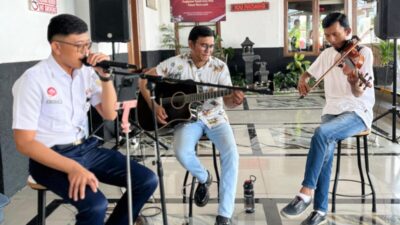 Hadirkan Suasana Berbeda di Masa Nataru, KAI Divre II Sumbar Suguhkan Live Music di Stasiun Padang