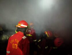 Toko Plastik di Lubuk Begalung Padang Terbakar