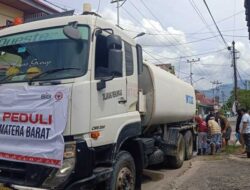 Semen Padang Peduli Salurkan 232 Ribu Liter Air Bersih ke Daerah Terdampak Banjir di Padang