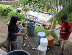 Warga Salareh Aia Timur Syukuri Bantuan Air Bersih dari Semen Padang Pascabencana Banjir Bandang