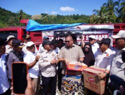 Andre Rosiade Serahkan Paket Sembako Bagi Warga Terdampak Bencana Galodo di Tanah Datar