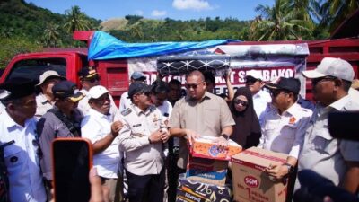 Andre Rosiade Serahkan Paket Sembako Bagi Warga Terdampak Bencana Galodo di Tanah Datar