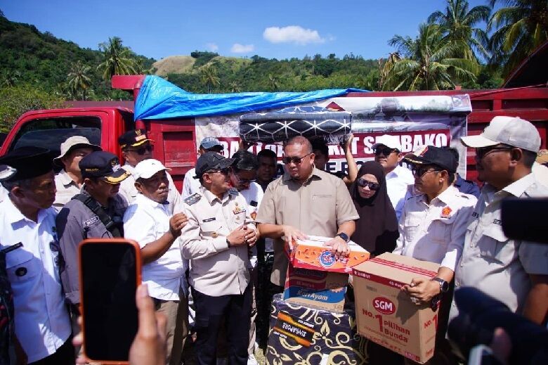 Andre Rosiade Serahkan Paket Sembako Bagi Warga Terdampak Bencana Galodo di Tanah Datar