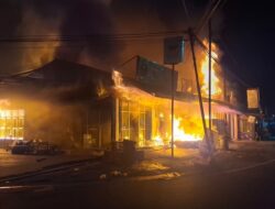 Rumah dan Tiga Petak Toko di Banda Buek Padang Terbakar