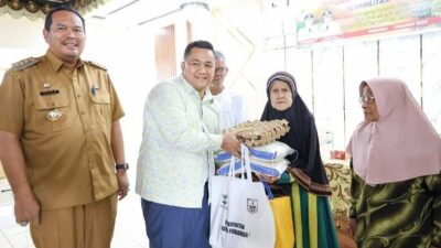 Wako Pariaman Serahkan 500 Paket Bantuan untuk Difabel dan Orang Terlantar