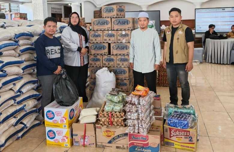 Warga Bantu Warga, Jemaah Masjid Jabal Rahmah Semen Padang Salurkan Bantuan Pada Korban Bencana 