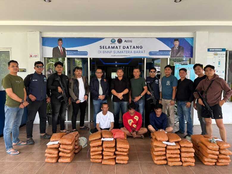 BNN Sumbar Berhasil Gagalkan Peredaran 100 Paket Ganja