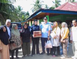 Anggota DPR Cindy Monica Salurkan Bantuan kepada Korban Banjir di Desa Rambai