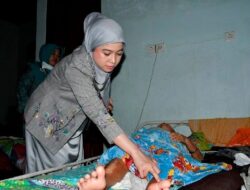 Di Posko Pengungsian, dr.Dian Puspita Fadly Amran Periksa Kondisi Kesehatan Seorang Lansia