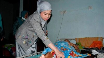 Di Posko Pengungsian, dr.Dian Puspita Fadly Amran Periksa Kondisi Kesehatan Seorang Lansia