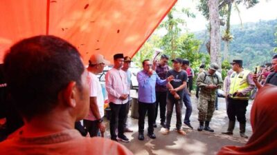Serahkan Bantuan ke Jorong Gunung Bungsu Batipuah, Eka Putra Minta Masyarakat Tetap Waspadai Perubahan Cuaca