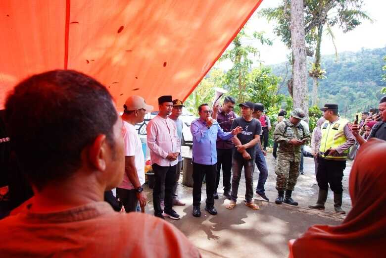 Serahkan Bantuan ke Jorong Gunung Bungsu Batipuah, Eka Putra Minta Masyarakat Tetap Waspadai Perubahan Cuaca