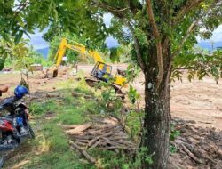 Aliran Sungai Batang Kabung Ganting Dibersihkan dari Material Banjir Bandang