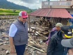 Tinjau Malalak, Irman Gusman Salurkan Bantuan 1 Ton Beras untuk Dua Lokasi