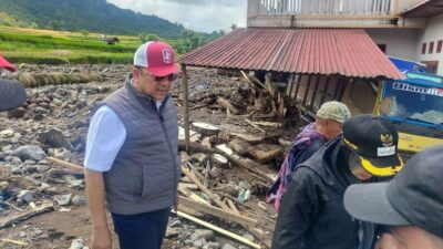 Tinjau Malalak, Irman Gusman Salurkan Bantuan 1 Ton Beras untuk Dua Lokasi