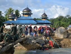 Akses Terputus, Semen Padang Peduli Siapkan Jembatan Darurat di Koto Alam untuk Buka Jalur Bantuan