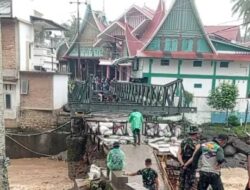 TNI Bangun  Dua Jembatan Darurat di Kabupaten Solok