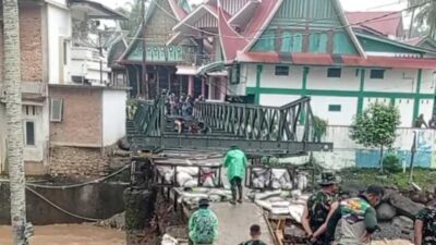 TNI Bangun  Dua Jembatan Darurat di Kabupaten Solok