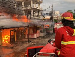 Kebakaran Hebat Ludeskan Deretan Toko di Padang Utara, Kerugian Capai Rp1 Miliar