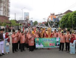 Kafilah Kota Pariaman Ikuti Pawai Taaruf Menjelang Pembukaan MTQ